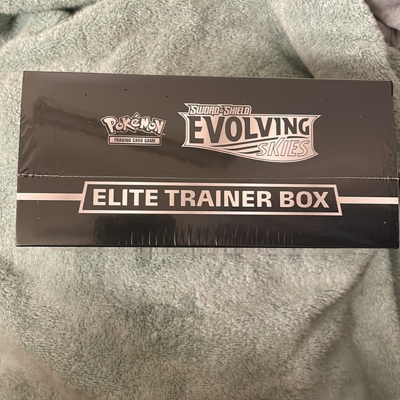 Evolving skies Elite Trainer Box - Picture 3 of 3